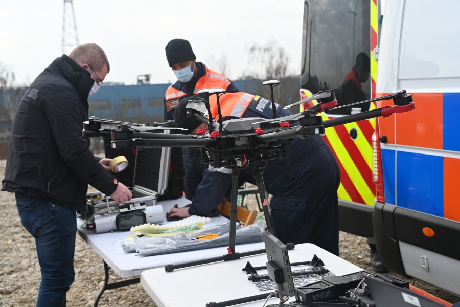 Measuring equipment is attached to the drone © Geert Biermans